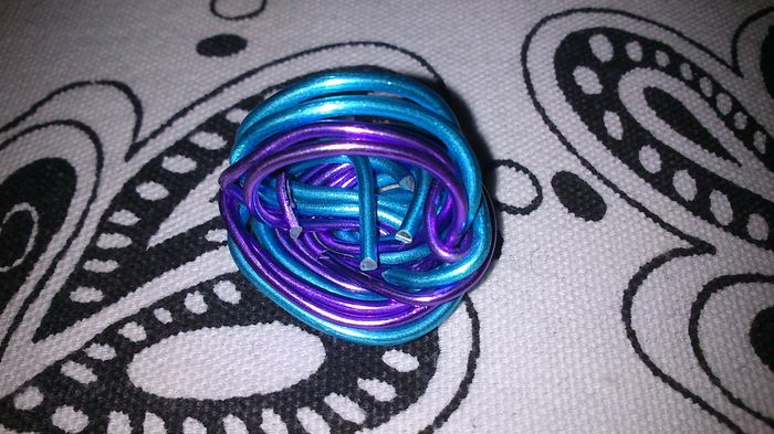 Anillo alambre por debajo