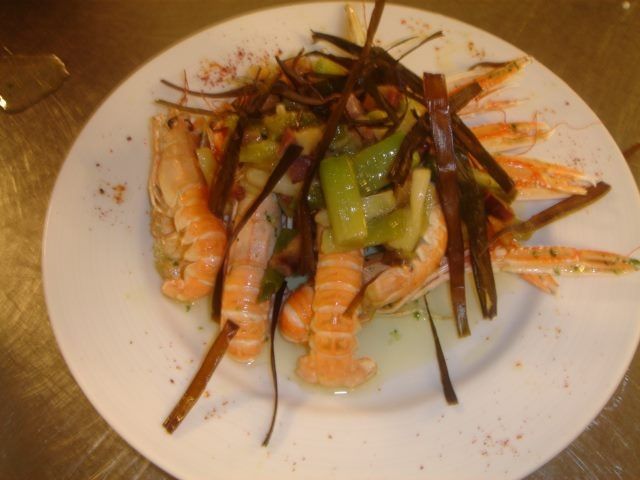 cigalas salteadas con ajos tiernos y jamon
