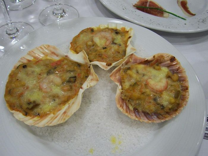 vieiras gratinadas rellenas de marisco