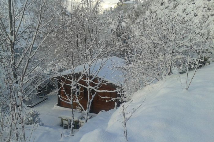 cabana rustica en la nieve