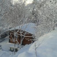 cabana rustica en la nieve