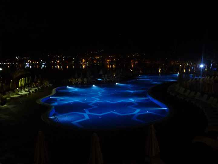 Vista nocturna de la piscina