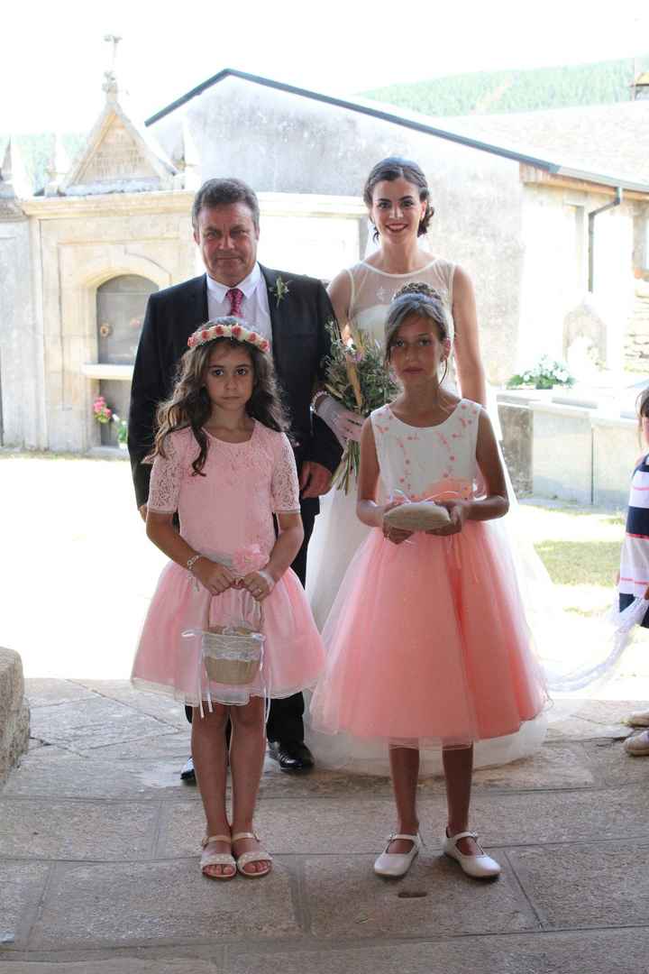 Entrada a la Iglesia con mi padre y mis niñas bonitas