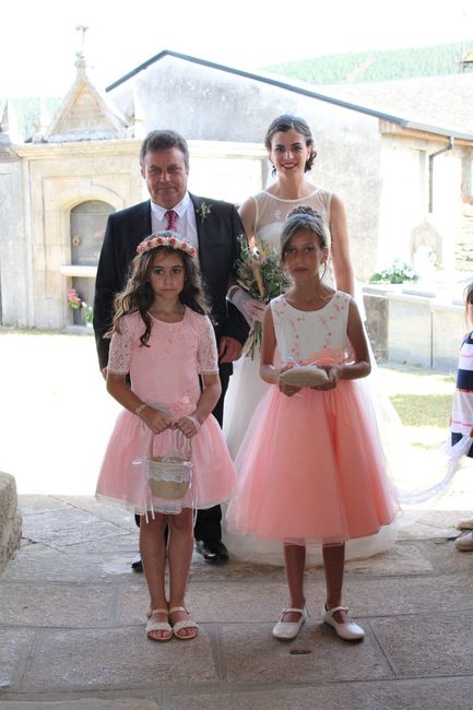 Entrada a la Iglesia con mi padre y mis niñas bonitas