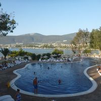 Piscina principal con vistas a la costa