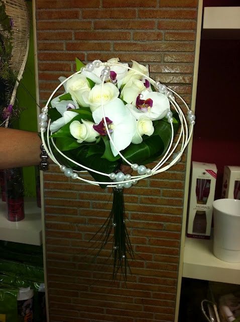 Ramo de rosas y orqideas con perlas...