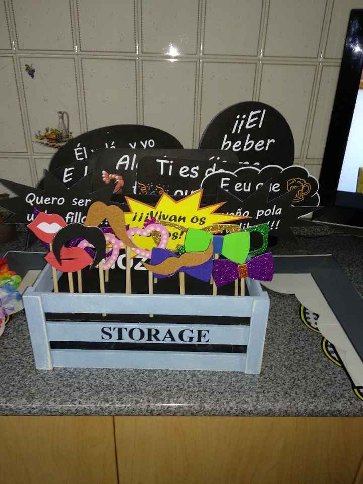 Colocación carteles (pusimos un fondo de poliespan en la caja para clavarlos y que se mantuvieran de