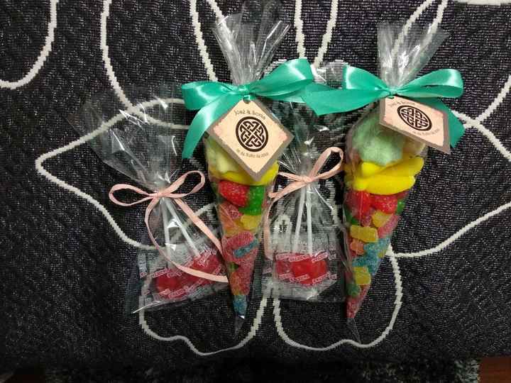 Conos de chuches y piruletas