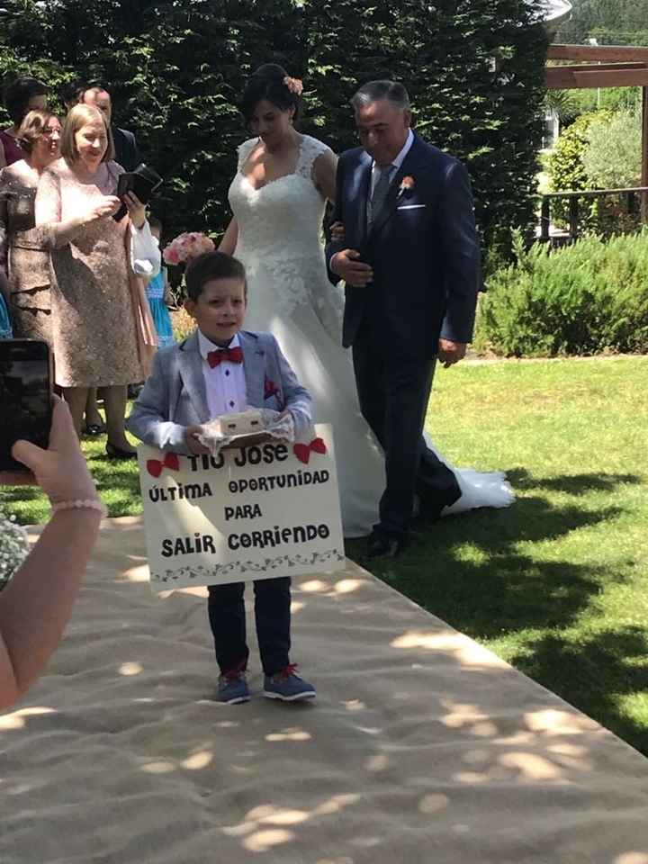 Mi sobrino con las alianzas (el cartel fue una sorpresa de mi cuñada, a todos les encantó)