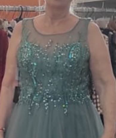 Mi madre se ha comprado un vestido, igual que el mío de novia, pero en otro color. 2