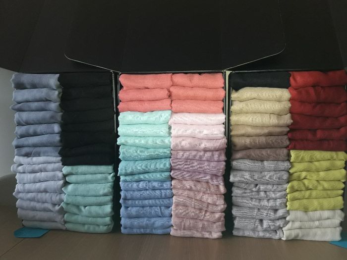 mi pashminas de colorisnes.he comprado 3 cajs.(vienen 30 por caja)