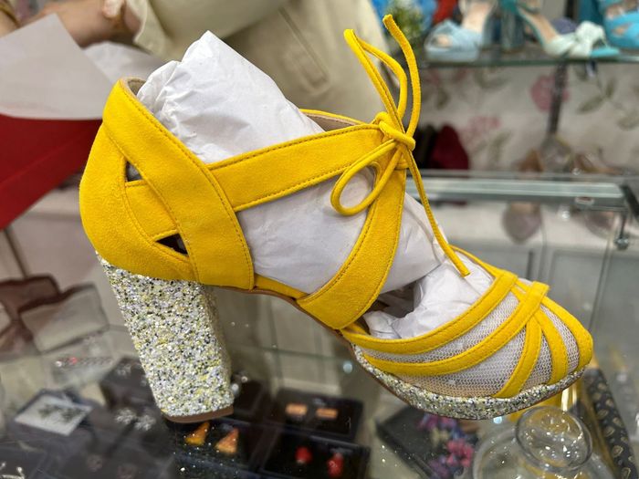 Enseña tus zapatos. 1