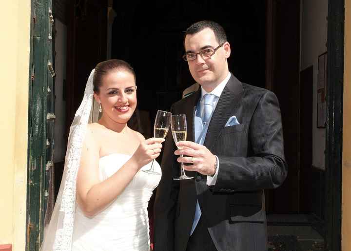 Primer brindis en la puerta de la Iglesia de la Pastora