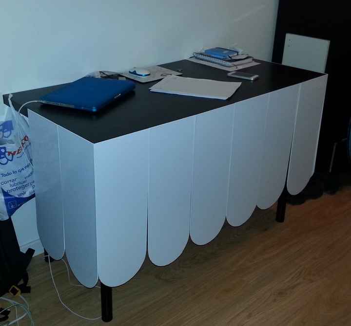 mesa con tiras carton forradas