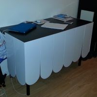 mesa con tiras carton forradas