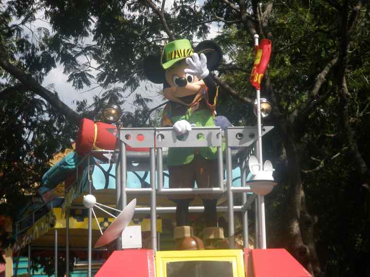 VIENDO EL DESFILE