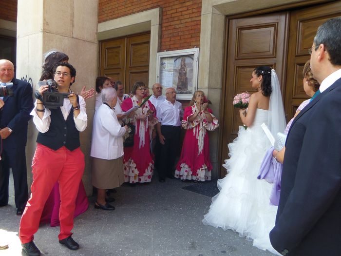 SALIDA DE LA IGLESIA CON EL CORO ROCIERO