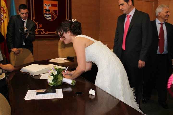 firmando al terminar la ceremonia