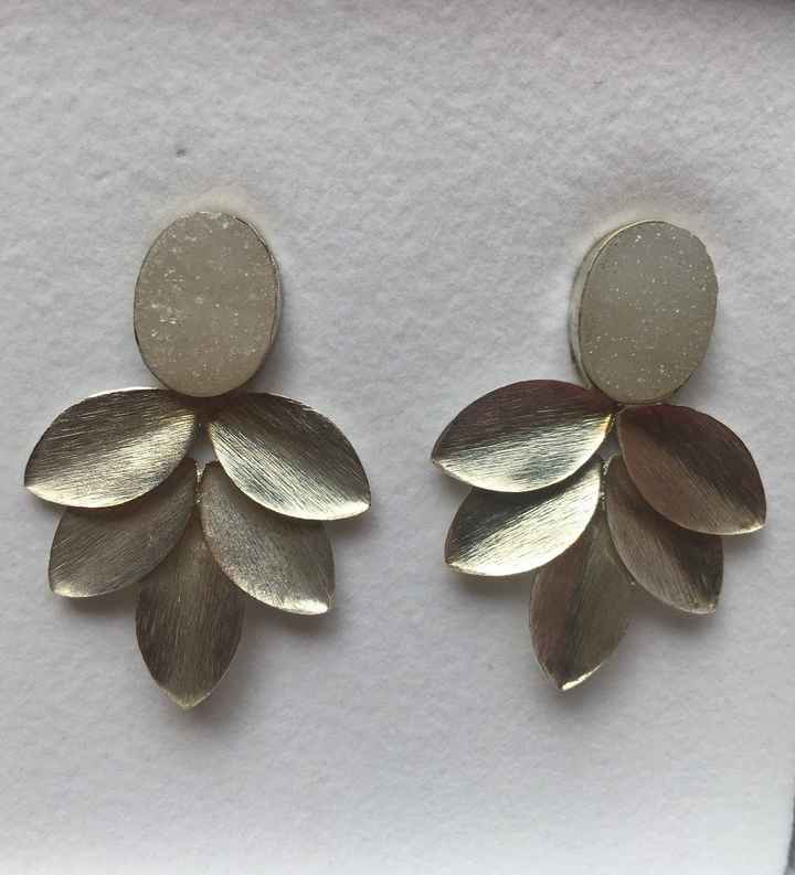 Pendientes piedra blanca y resto plateado