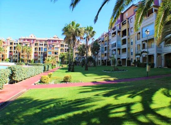 Donde ir de vacaciones con niños.  Apartahoteles con zona de césped en la costa. 2