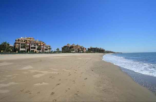 Donde ir de vacaciones con niños.  Apartahoteles con zona de césped en la costa. - 1
