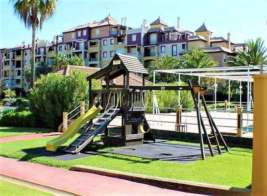 Donde ir de vacaciones con niños.  Apartahoteles con zona de césped en la costa. - 3
