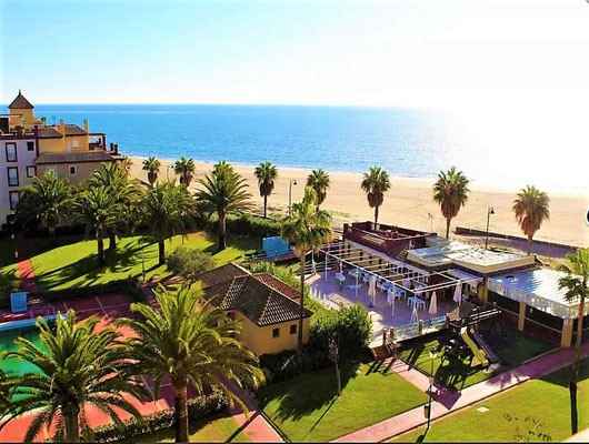 Donde ir de vacaciones con niños.  Apartahoteles con zona de césped en la costa. - 4