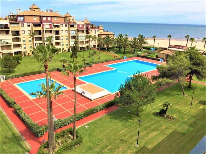 Donde ir de vacaciones con niños.  Apartahoteles con zona de césped en la costa. - 5