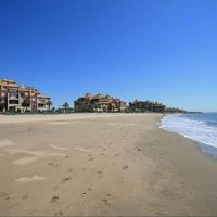 Donde ir de vacaciones con niños.  Apartahoteles con zona de césped en la costa. - 1