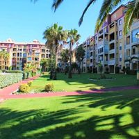Donde ir de vacaciones con niños.  Apartahoteles con zona de césped en la costa. - 2