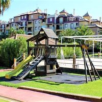 Donde ir de vacaciones con niños.  Apartahoteles con zona de césped en la costa. - 3