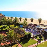 Donde ir de vacaciones con niños.  Apartahoteles con zona de césped en la costa. - 4