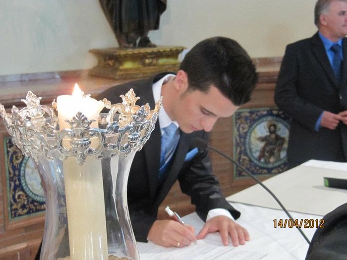 mi marío firmando