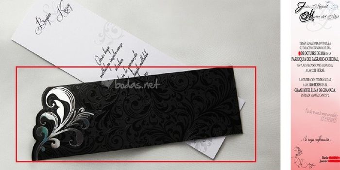 Sobre negro e invitación diseñada por mi (derecha).