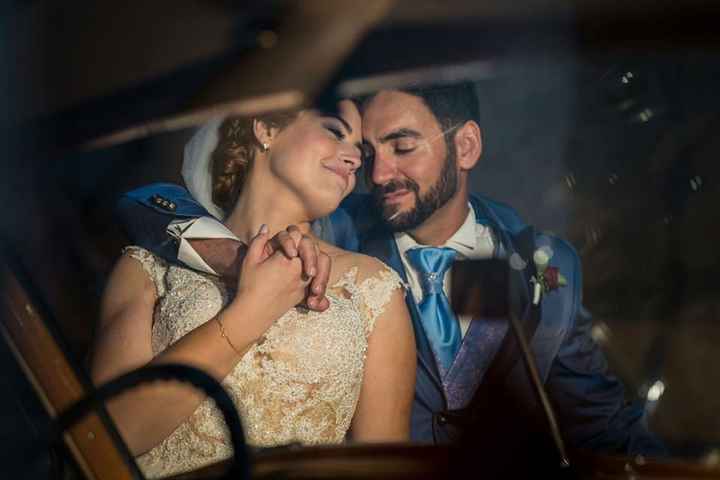 Los novios en el coche