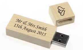 c) Una memoria USB