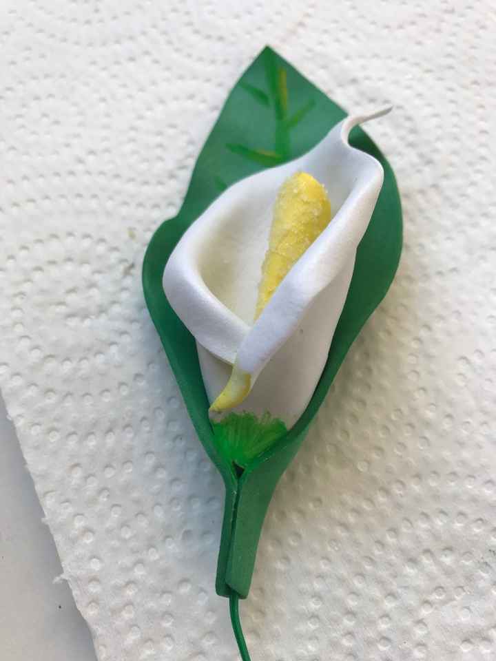y por último se le pega la hoja y se pinta la parte de abajo de la flor blanca en verde para que hay