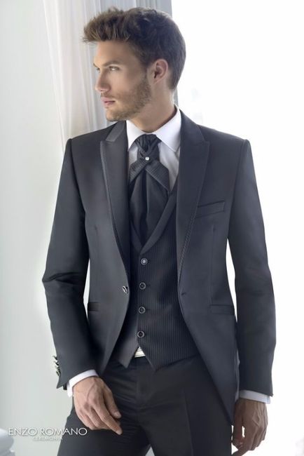 Novio. Aunque ea corbata a mi chico no le quede bien, él es muy ancho de hombros y este estilo no va