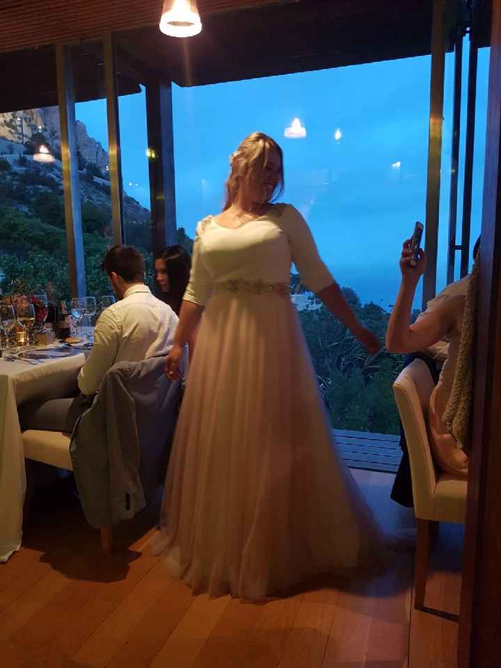 Vestido de novia enorme o un vestido sencillo y de acuerdo a el festejo. - 2