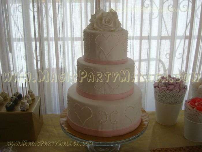 Tarta rosa y blanca