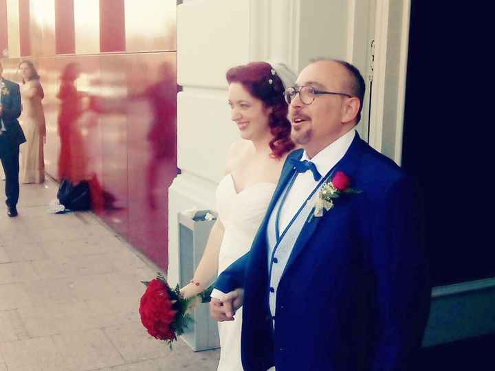Saliendo de la ceremonia, ya nos hemos casado!!