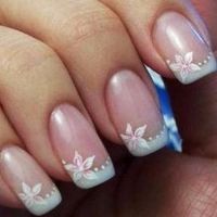 Manicura francesa con alguna florecita