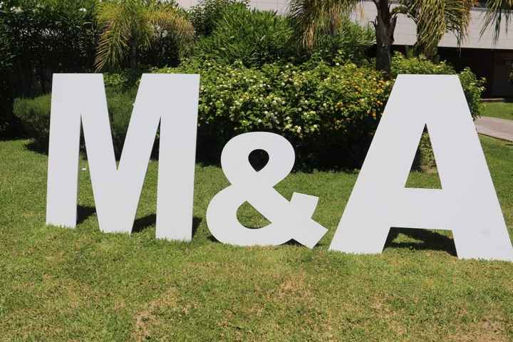 Letras grandes madera irán con luz