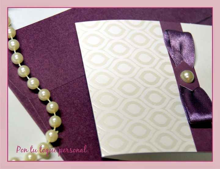 invitación de boda morada y beige, con lazo y perla