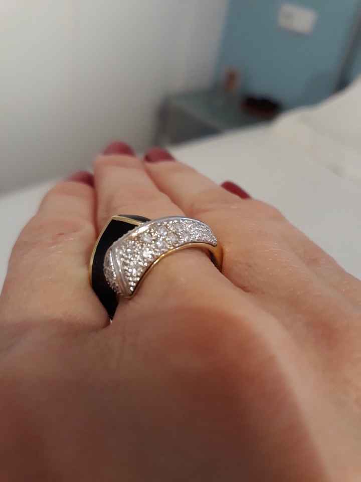 Sigo emocionada con mi anillo, no puedo dejar de mirarlo es una pieza vintage años 50 ♠️♠️