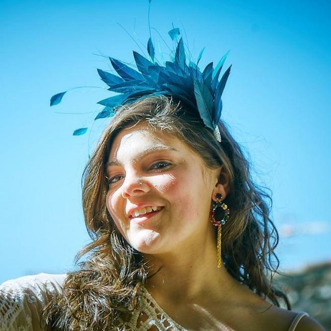 Tocados para invitadas (turbantes, diademas y tocados) 19