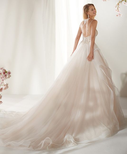 Vestido de novia con cola larga