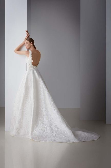 Vestido de novia con cola larga