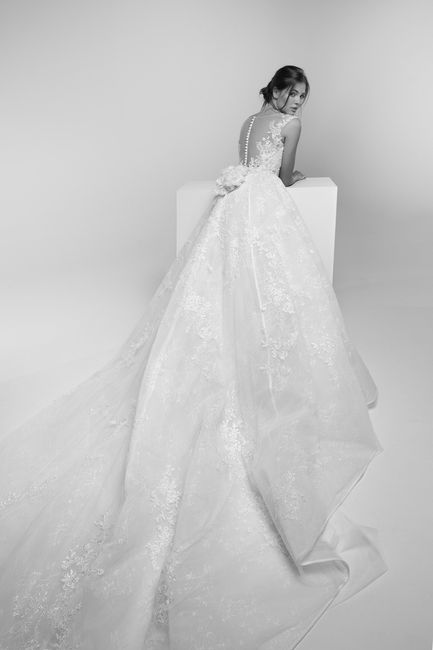 Vestido de novia con cola larga