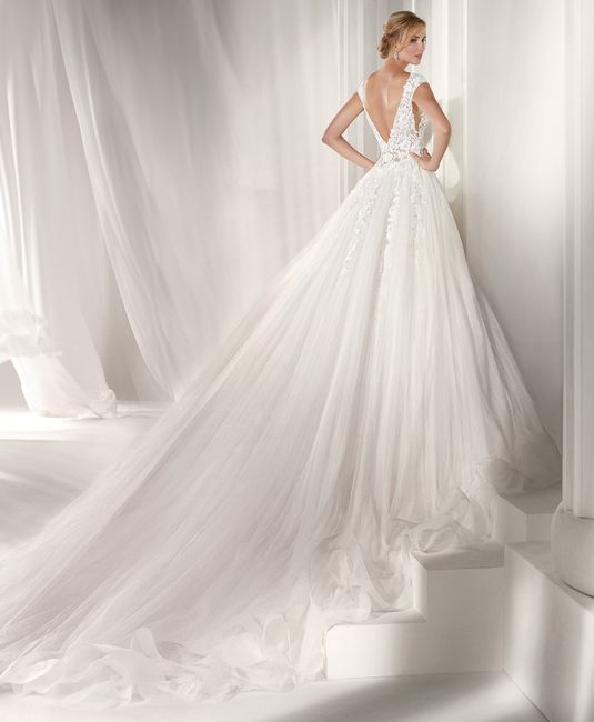 Vestido de novia con cola larga